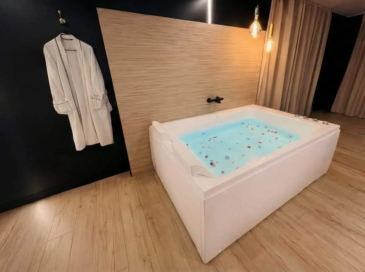 Spa of the love room at Bulle d'Amour in La Roche-sur-Yon