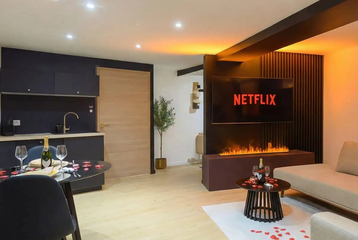 Living room fireplace screen Netflix suite Bulle d'Amour
