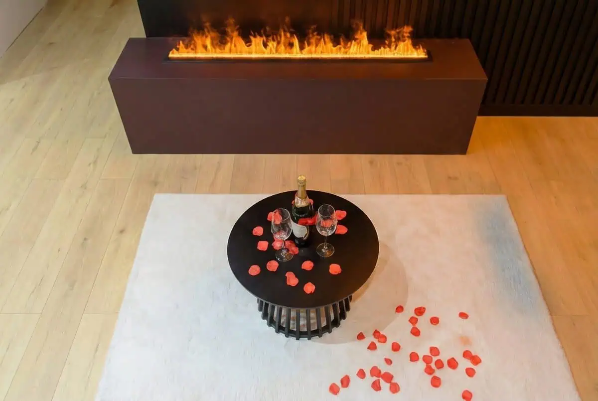 Champagne atmosphere and fireplace love room La Roche-sur-Yon